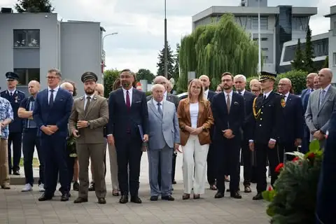Odsłonięto tablicę upamiętniającą policjantów z powiatu nowotomyskiego zamordowanych w Katyniu