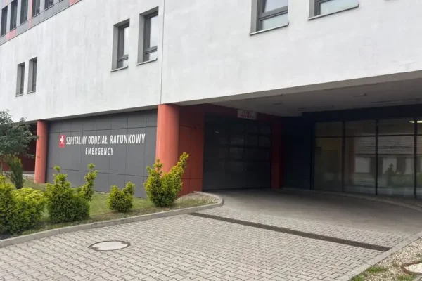 Sytuacja na SOR w Wolsztynie – karetki czekają przed szpitalem
