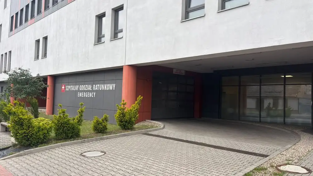 Sytuacja na SOR w Wolsztynie – karetki czekają przed szpitalem