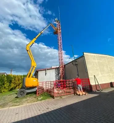 Strażacy odnowili maszt syreny alarmowej – podziękowania dla firmy budowlanej