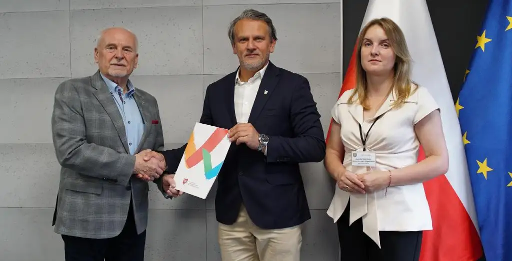 Gmina Siedlec z nowymi stacjami naprawy rowerów – podpisano umowę z marszałkiem
