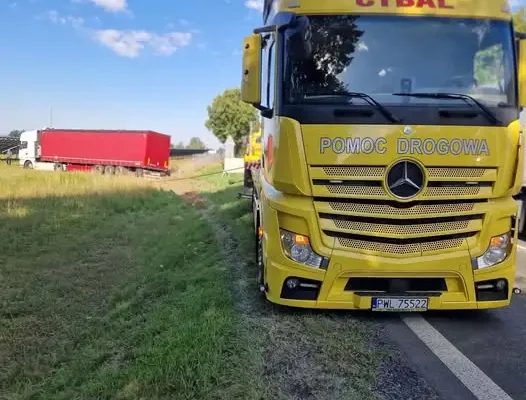 Kolizja na DK32 w Karpicku: tir w rowie, osobówka też zjechała z drogi