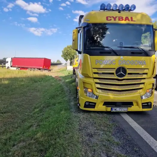Kolizja na DK32 w Karpicku: tir w rowie, osobówka też zjechała z drogi
