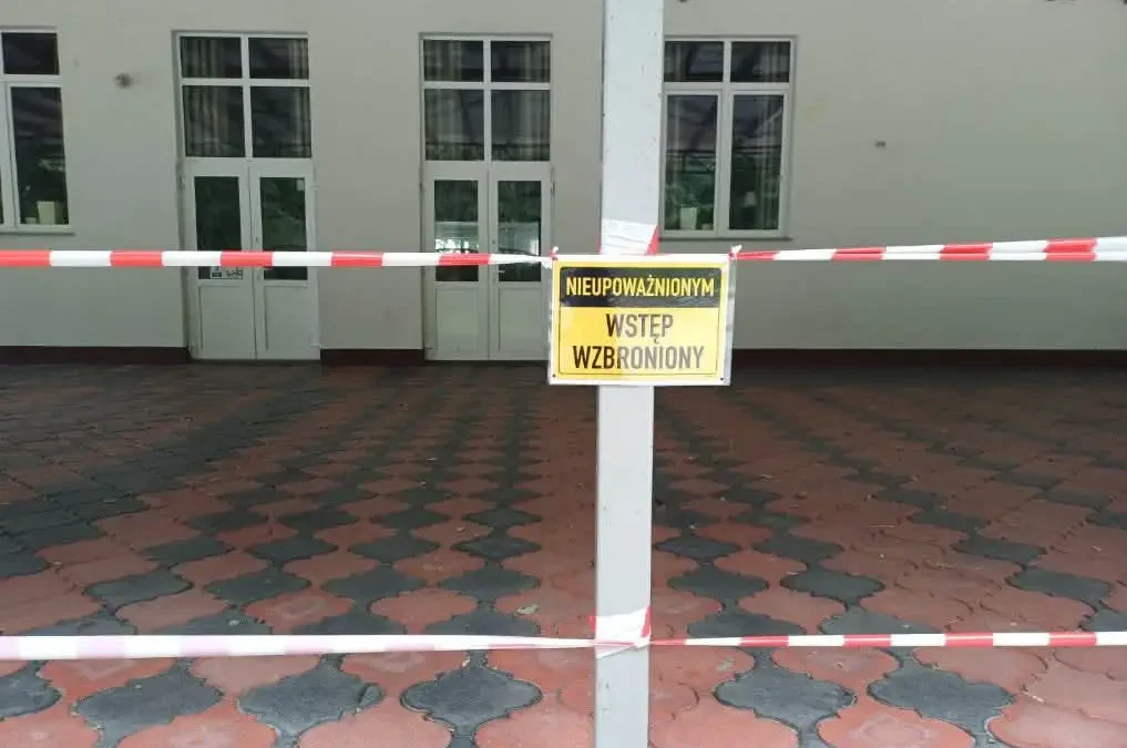 Uszkodzenie dachu tarasu sali wiejskiej w Chobienicach po nawałnicach
