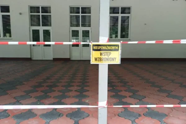Uszkodzenie dachu tarasu sali wiejskiej w Chobienicach po nawałnicach