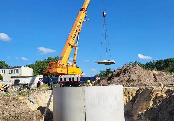 Postęp prac przy budowie zbiornika przeciwpożarowego i światłowodu w Chobienicach