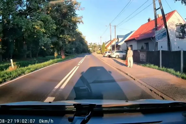 Brawurowa jazda hulajnogą w Chobienicach – internauta ostrzega przed konsekwencjami