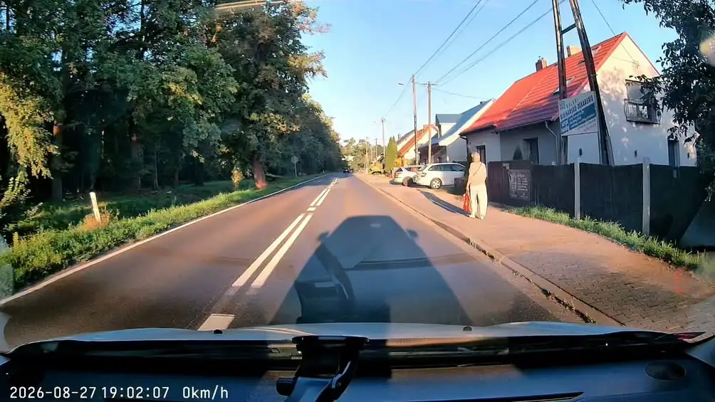 Brawurowa jazda hulajnogą w Chobienicach – internauta ostrzega przed konsekwencjami