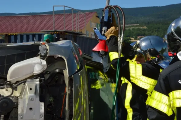 OSP Kaszczor otrzymała nowy zestaw hydrauliczny do akcji ratowniczych