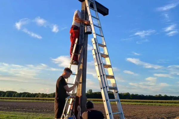 Druhowie z OSP Przemęt odnowili krzyże przydrożne