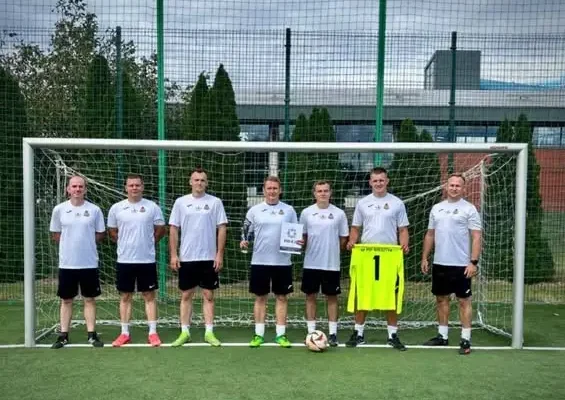 Turniej piłkarski na wolsztyńskim Orliku z okazji 100-lecia sportu w Policji – strażacy z PSP Wolsztyn na podium