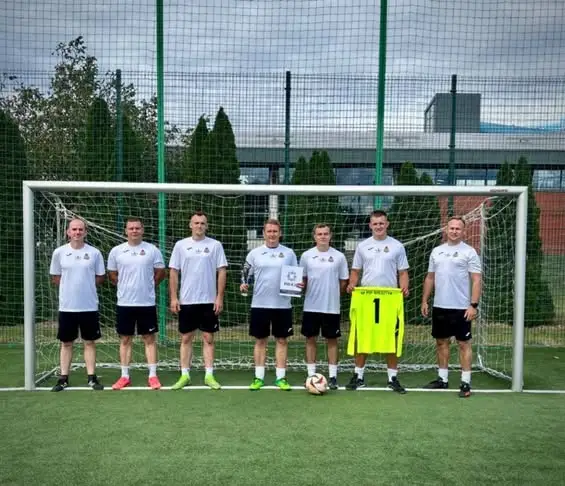 Turniej piłkarski na wolsztyńskim Orliku z okazji 100-lecia sportu w Policji – strażacy z PSP Wolsztyn na podium