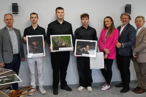 Młodzi fotografowie z Wolsztyna odwiedzili Urząd Gminy Siedlec