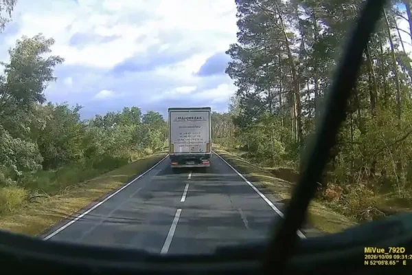 Groźny manewr ciężarówki na DK32 w Wielkiej Wsi. Kierowcy ratowali się na poboczu
