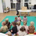 Bibliotekarka z wizytą w żłobku w Błotnicy – dzieci uczyły się o zdrowiu i umiarze