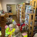 Przedszkolaki z Nowej Wsi odwiedziły bibliotekę w Mochach